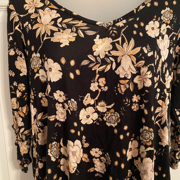 Flowered Top - Picture 2 of 3